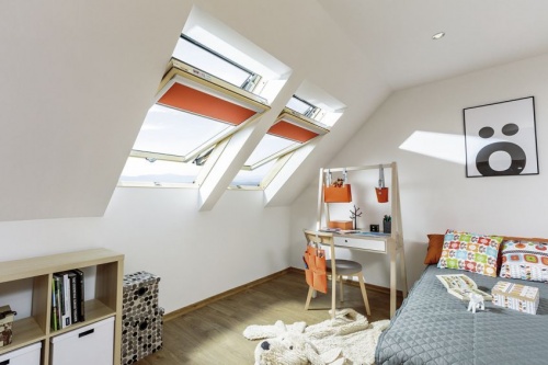 Деревянные мансардные окна среднеповоротные Fakro FTS U2 55*98